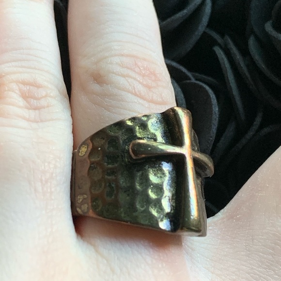 Cross ring ✝️ - Picture 2 of 3